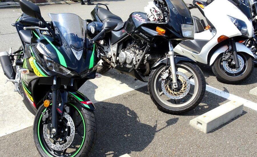 バイクを停めている駐車場